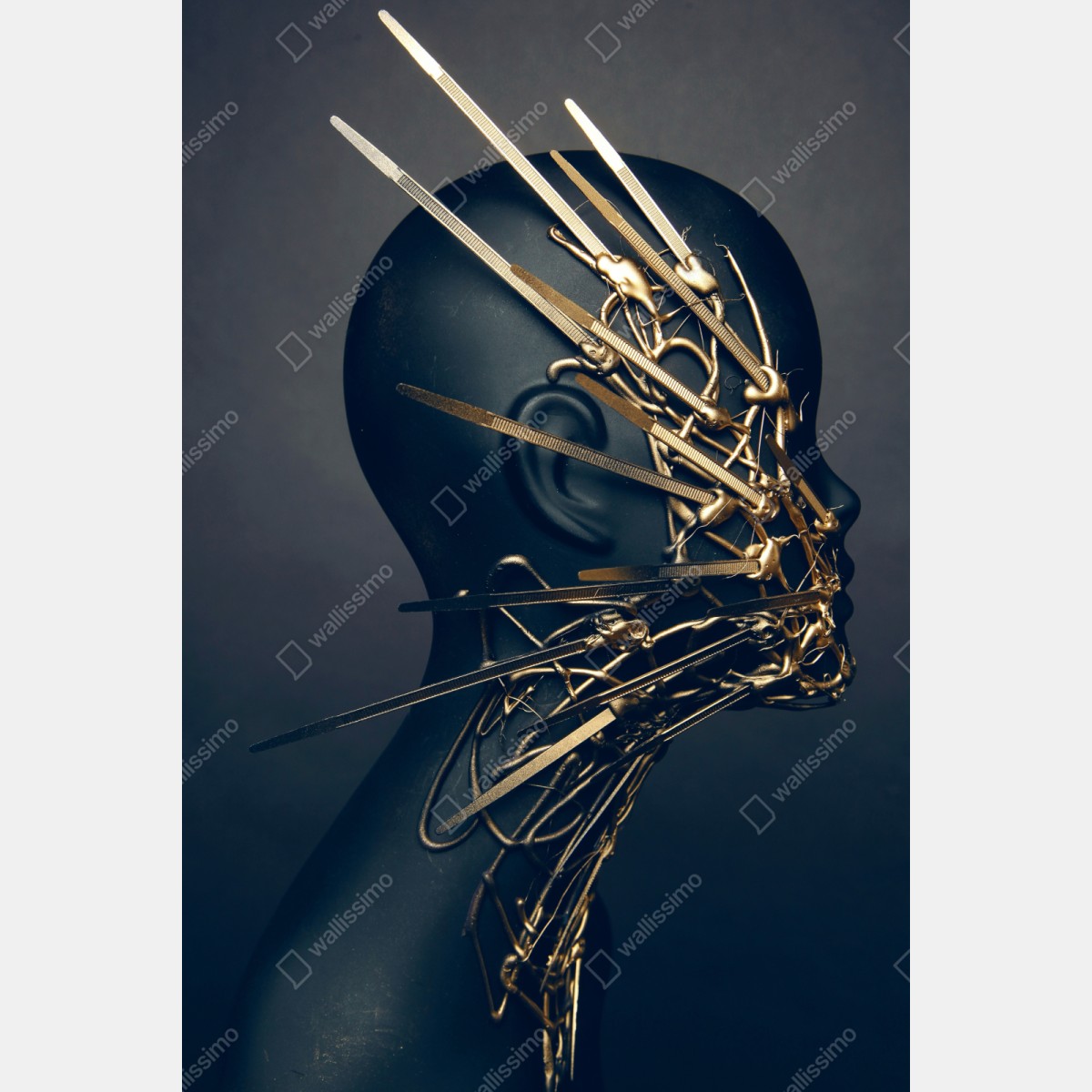 Naklejka repozycjonowalna złota rzeźba portretowa na czarnym manekinie – Wallissimo® Naklejka repozycjonowalna złota rzeźba portretowa na czarnym manekinie – Wallissimo®