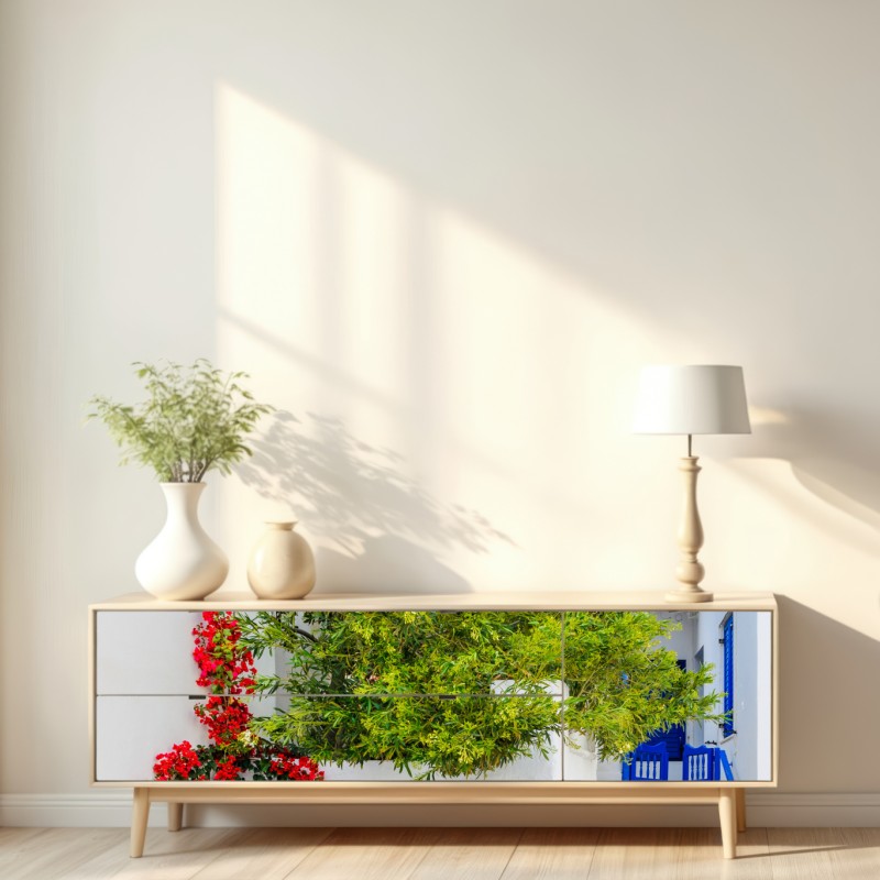 Naklejka repozycjonowalna słoneczny dziedziniec śródziemnomorski z bugenwillą – Wallissimo® Naklejka repozycjonowalna słoneczny dziedziniec śródziemnomorski z bugenwillą – Wallissimo®