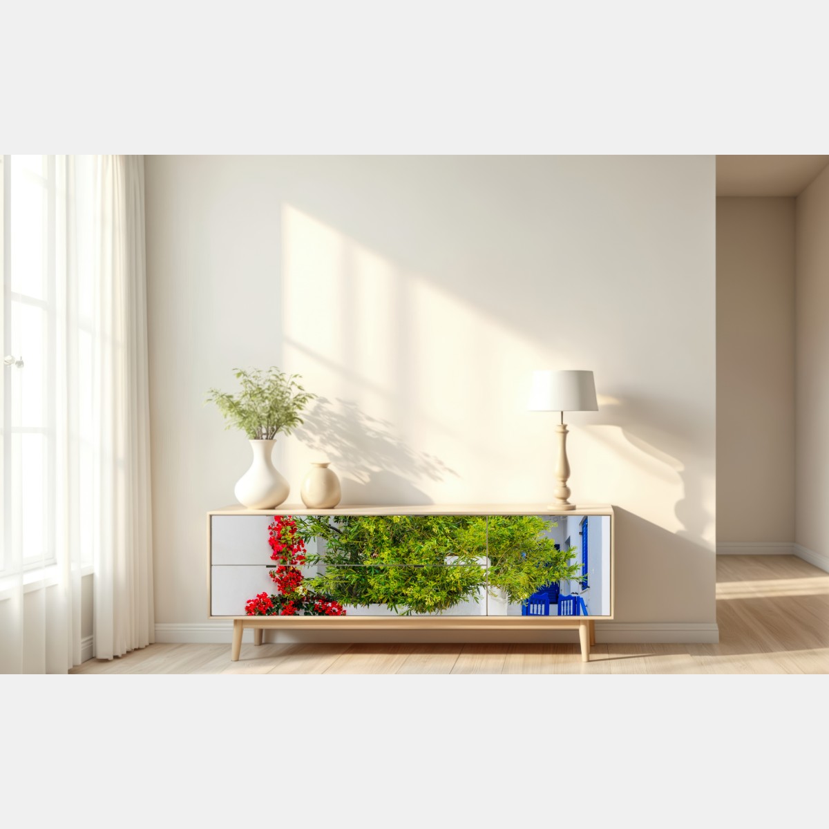 Naklejka repozycjonowalna słoneczny dziedziniec śródziemnomorski z bugenwillą – Wallissimo® Naklejka repozycjonowalna słoneczny dziedziniec śródziemnomorski z bugenwillą – Wallissimo®