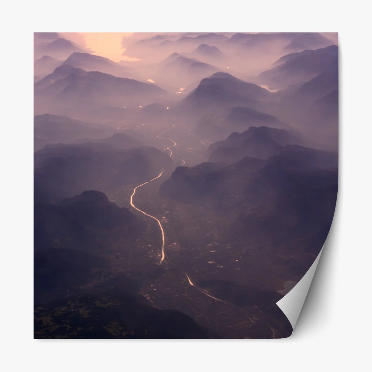 Naklejka repozycjonowalna mglista pastelowa dolina górska – Wallissimo® Naklejka repozycjonowalna mglista pastelowa dolina górska – Wallissimo®