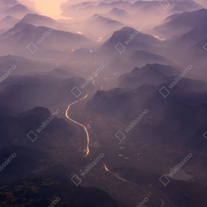 Naklejka repozycjonowalna mglista pastelowa dolina górska – Wallissimo® Naklejka repozycjonowalna mglista pastelowa dolina górska – Wallissimo®