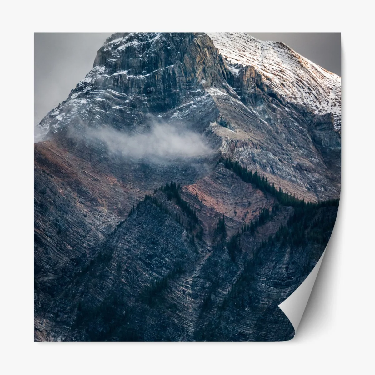 Naklejka repozycjonowalna dramatyczny alpejski szczyt we mgle – Wallissimo® Naklejka repozycjonowalna dramatyczny alpejski szczyt we mgle – Wallissimo®