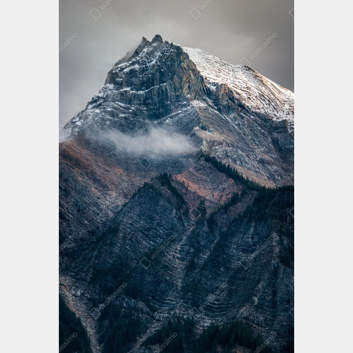 Naklejka repozycjonowalna dramatyczny alpejski szczyt we mgle – Wallissimo® Naklejka repozycjonowalna dramatyczny alpejski szczyt we mgle – Wallissimo®