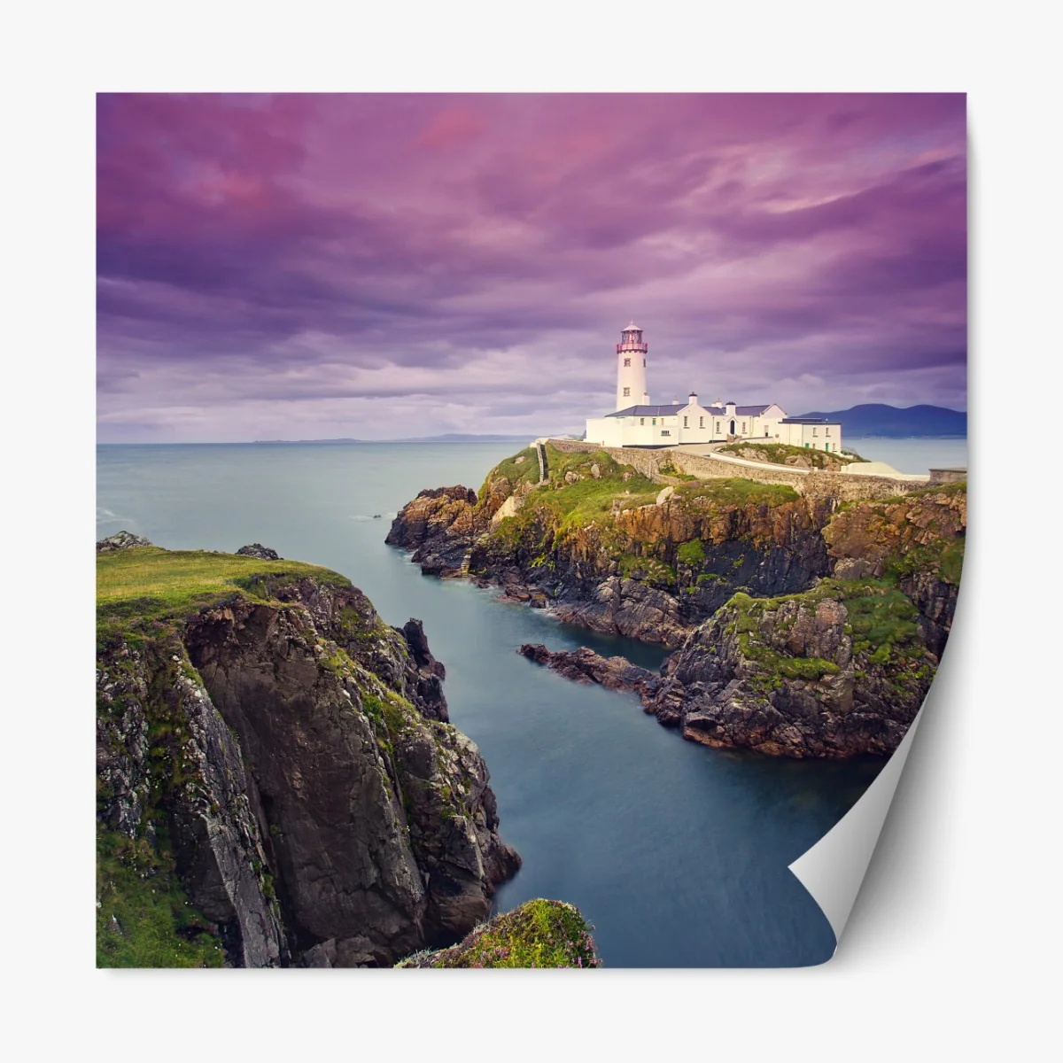 Naklejka repozycjonowalna fioletowa latarnia nad skalistym wybrzeżem – Wallissimo® Naklejka repozycjonowalna fioletowa latarnia nad skalistym wybrzeżem – Wallissimo®