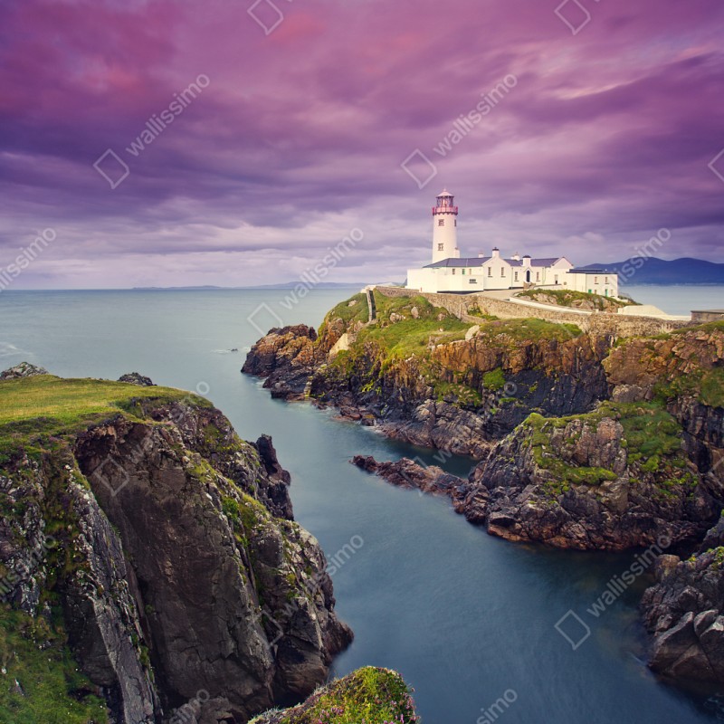 Naklejka repozycjonowalna fioletowa latarnia nad skalistym wybrzeżem – Wallissimo® Naklejka repozycjonowalna fioletowa latarnia nad skalistym wybrzeżem – Wallissimo®