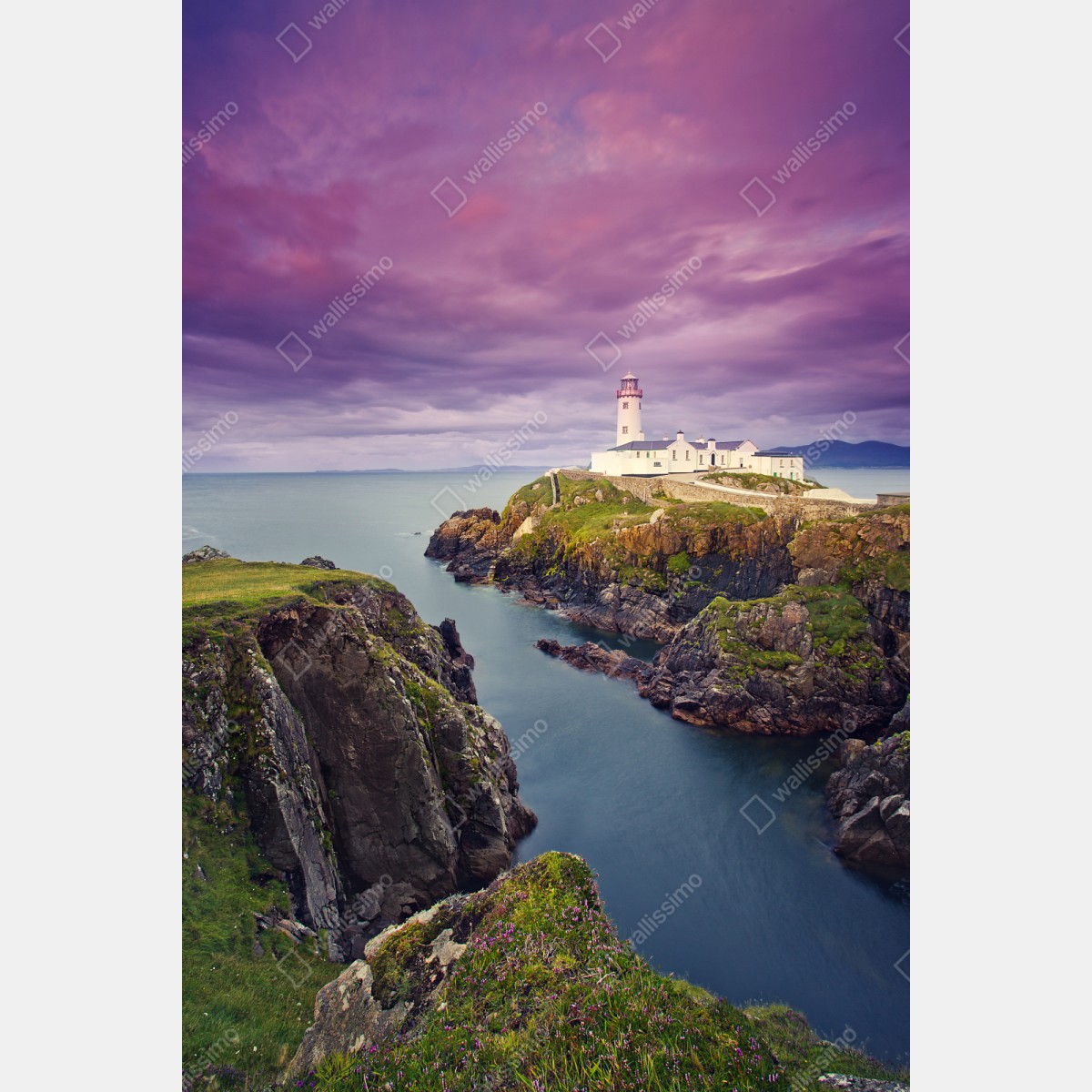 Naklejka repozycjonowalna fioletowa latarnia nad skalistym wybrzeżem – Wallissimo® Naklejka repozycjonowalna fioletowa latarnia nad skalistym wybrzeżem – Wallissimo®