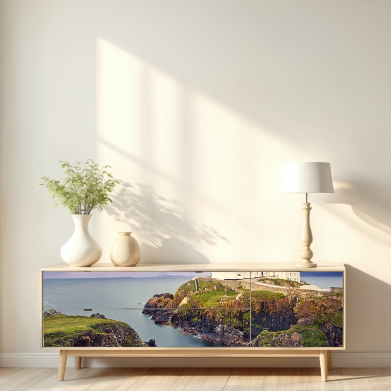 Naklejka repozycjonowalna fioletowa latarnia nad skalistym wybrzeżem – Wallissimo® Naklejka repozycjonowalna fioletowa latarnia nad skalistym wybrzeżem – Wallissimo®