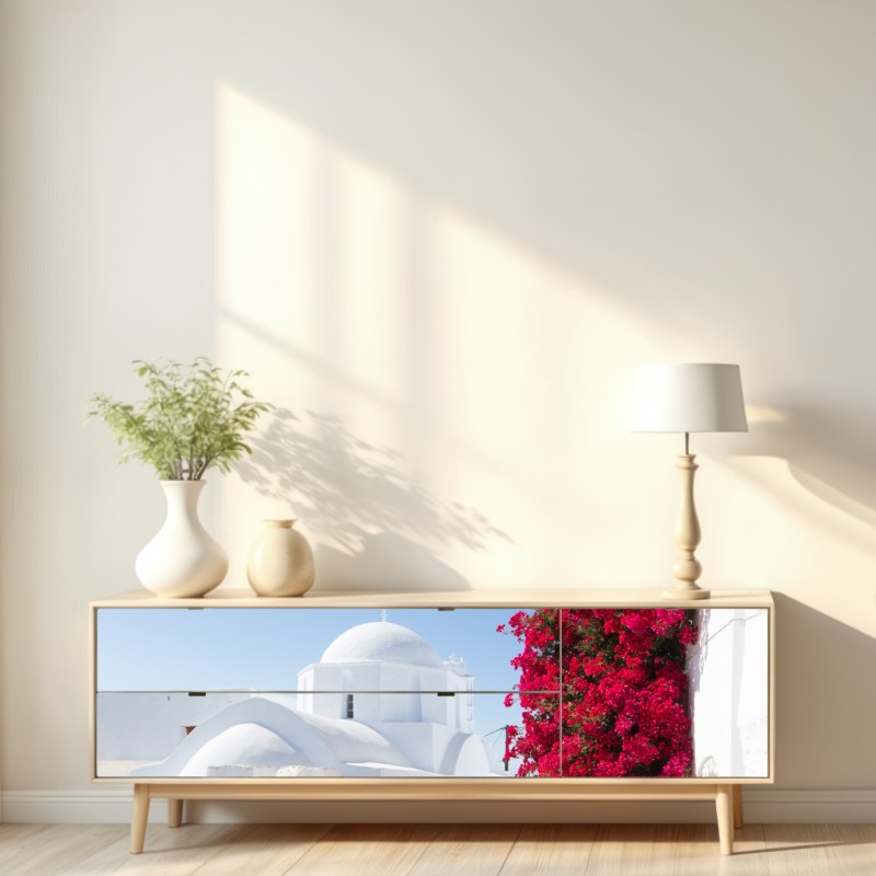 Naklejka repozycjonowalna słoneczna ulica wyspy z bujną bugenwillą – Wallissimo® Naklejka repozycjonowalna słoneczna ulica wyspy z bujną bugenwillą – Wallissimo®