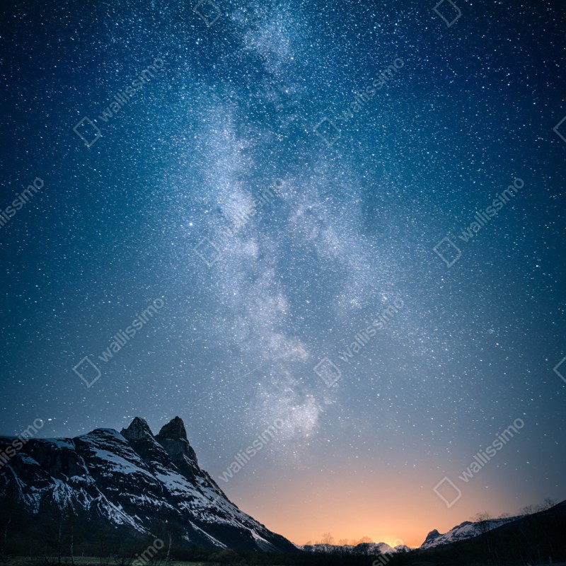 Naklejka repozycjonowalna droga mleczna nad górskim odbiciem – Wallissimo® Naklejka repozycjonowalna droga mleczna nad górskim odbiciem – Wallissimo®