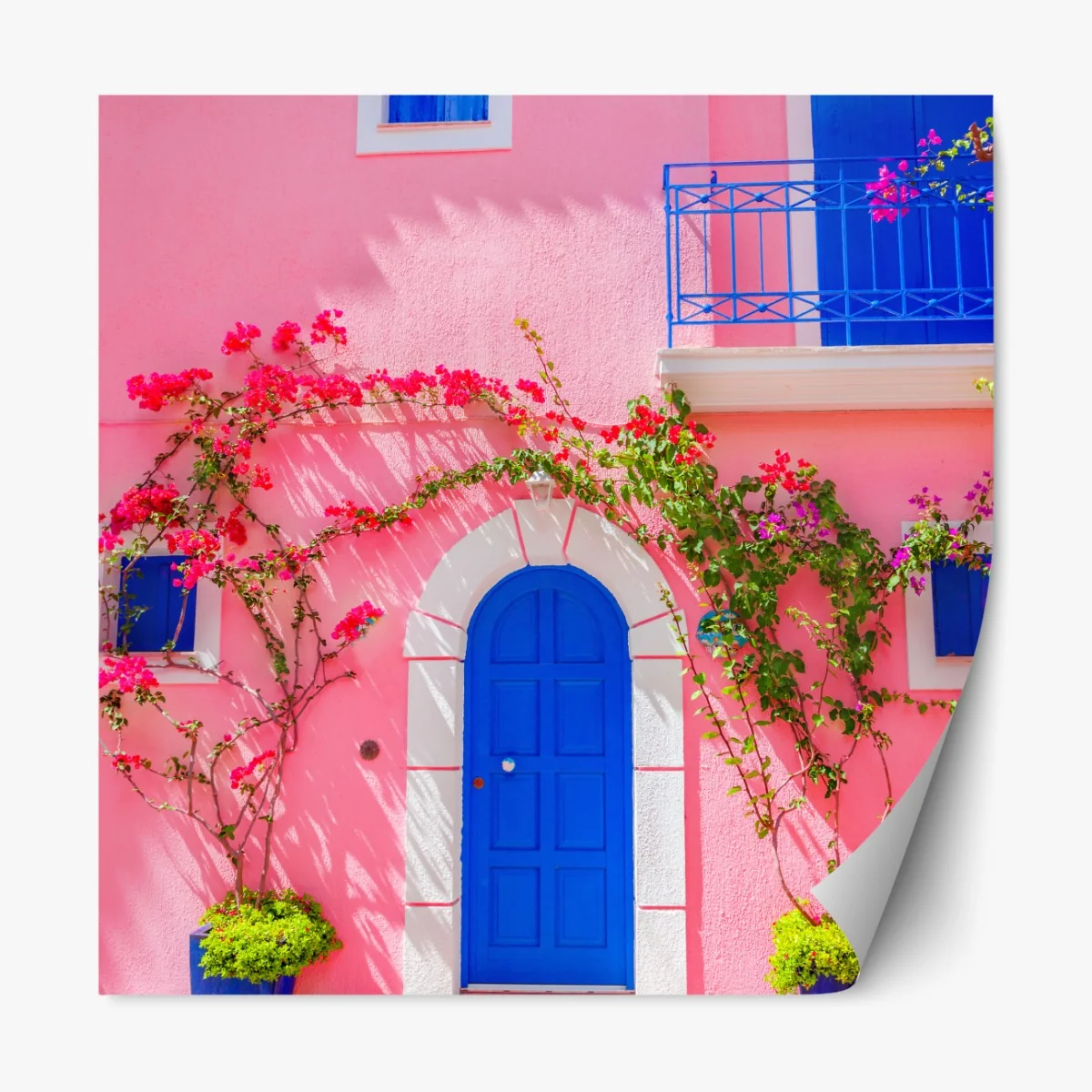 Naklejka repozycjonowalna intensywna różowa fasada z niebieskimi drzwiami – Wallissimo® Naklejka repozycjonowalna intensywna różowa fasada z niebieskimi drzwiami – Wallissimo®