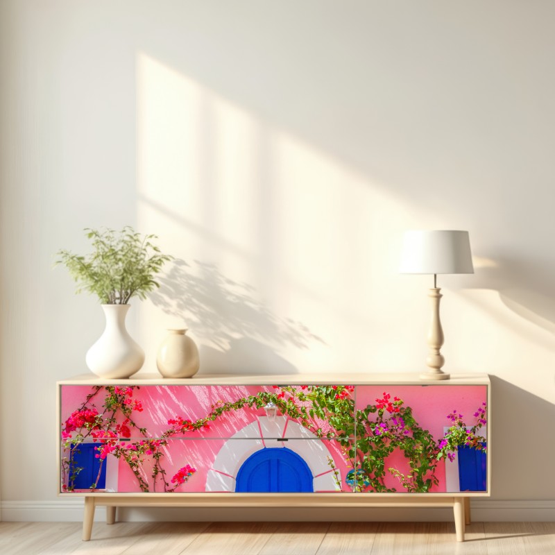 Naklejka repozycjonowalna intensywna różowa fasada z niebieskimi drzwiami – Wallissimo® Naklejka repozycjonowalna intensywna różowa fasada z niebieskimi drzwiami – Wallissimo®