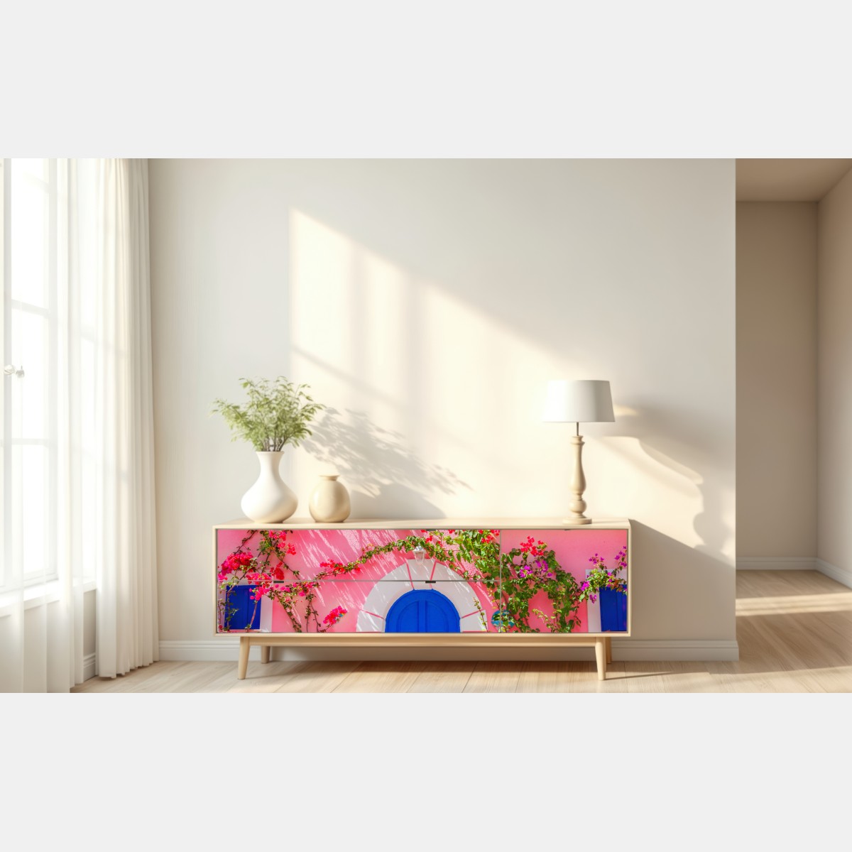 Naklejka repozycjonowalna intensywna różowa fasada z niebieskimi drzwiami – Wallissimo® Naklejka repozycjonowalna intensywna różowa fasada z niebieskimi drzwiami – Wallissimo®