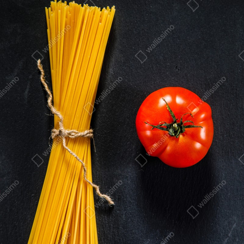 Naklejka repozycjonowalna minimalistyczna kompozycja makaronu i pomidora – Wallissimo® Naklejka repozycjonowalna minimalistyczna kompozycja makaronu i pomidora – Wallissimo®