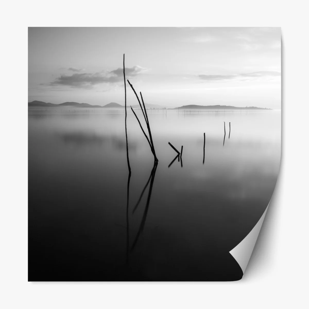 Naklejka repozycjonowalna spokojne monochromatyczne jezioro z odbiciami – Wallissimo® Naklejka repozycjonowalna spokojne monochromatyczne jezioro z odbiciami – Wallissimo®