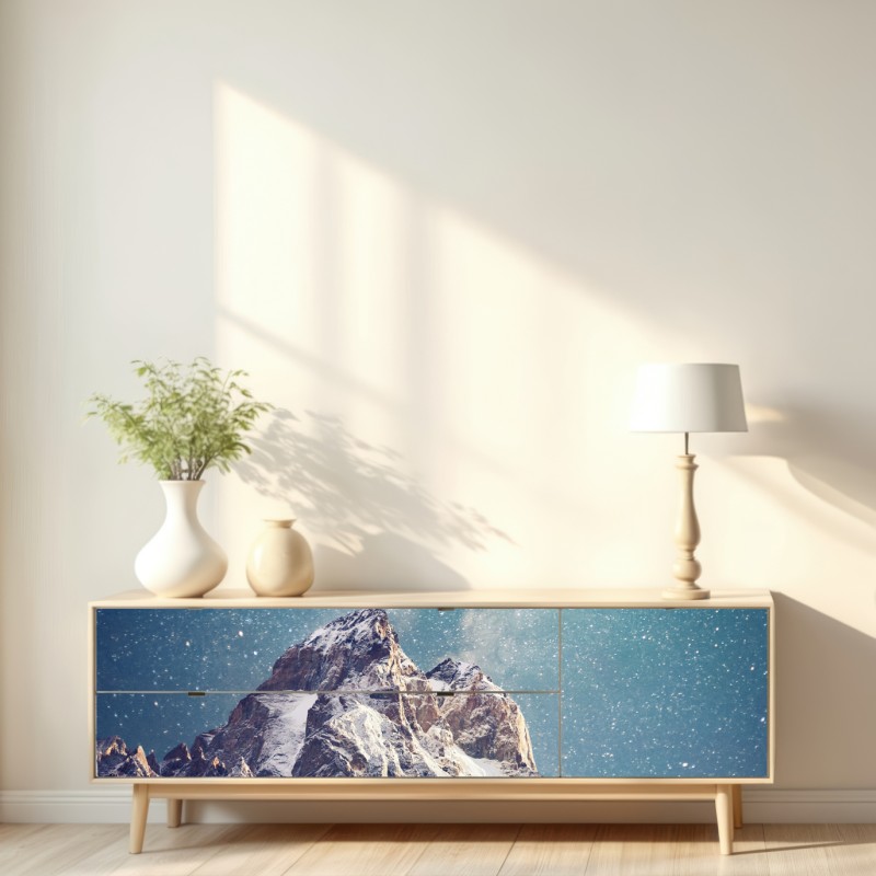 Naklejka repozycjonowalna noc pełna gwiazd nad Ushba – Wallissimo® Naklejka repozycjonowalna noc pełna gwiazd nad Ushba – Wallissimo®