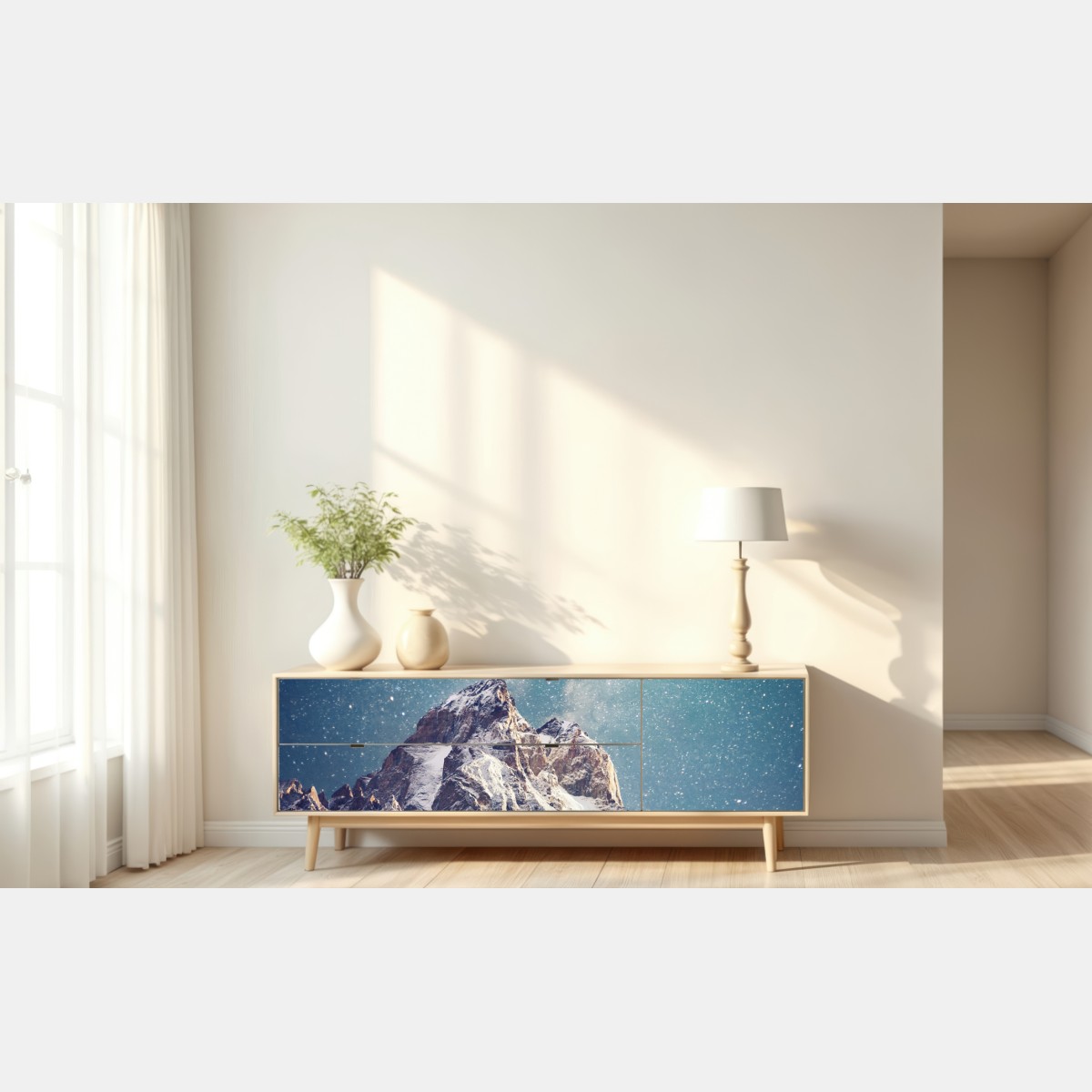 Naklejka repozycjonowalna noc pełna gwiazd nad Ushba – Wallissimo® Naklejka repozycjonowalna noc pełna gwiazd nad Ushba – Wallissimo®