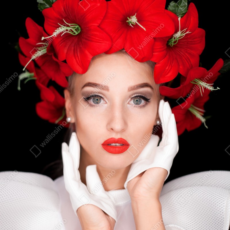 Naklejka repozycjonowalna elegancki portret z wiankiem z czerwonych kwiatów – Wallissimo® Naklejka repozycjonowalna elegancki portret z wiankiem z czerwonych kwiatów – Wallissimo®