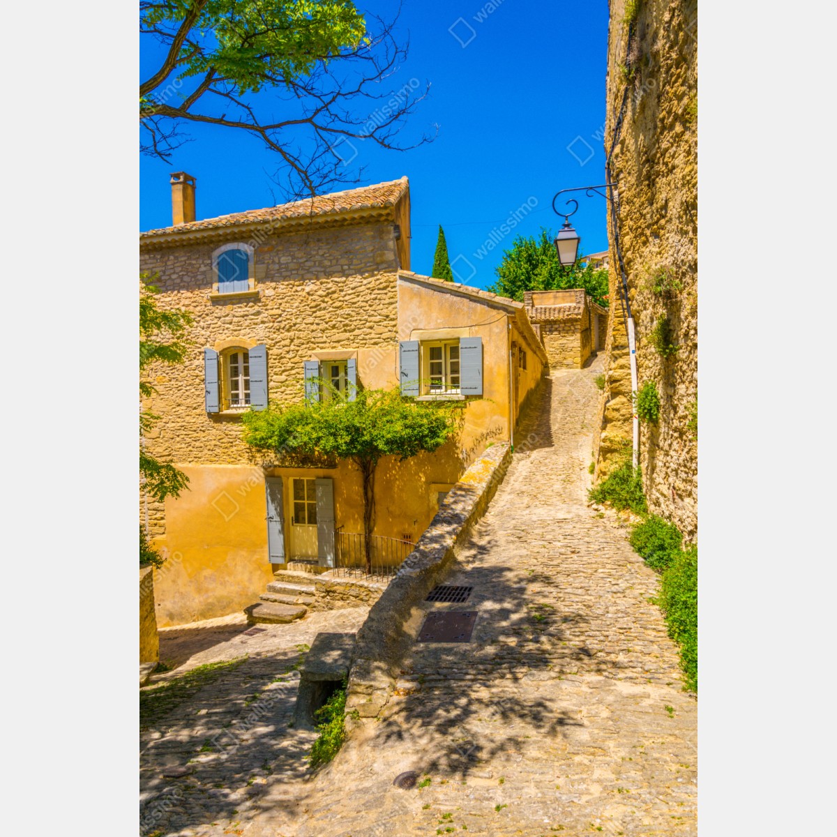 Naklejka repozycjonowalna słoneczna kamienna uliczka – Wallissimo® Naklejka repozycjonowalna słoneczna kamienna uliczka – Wallissimo®