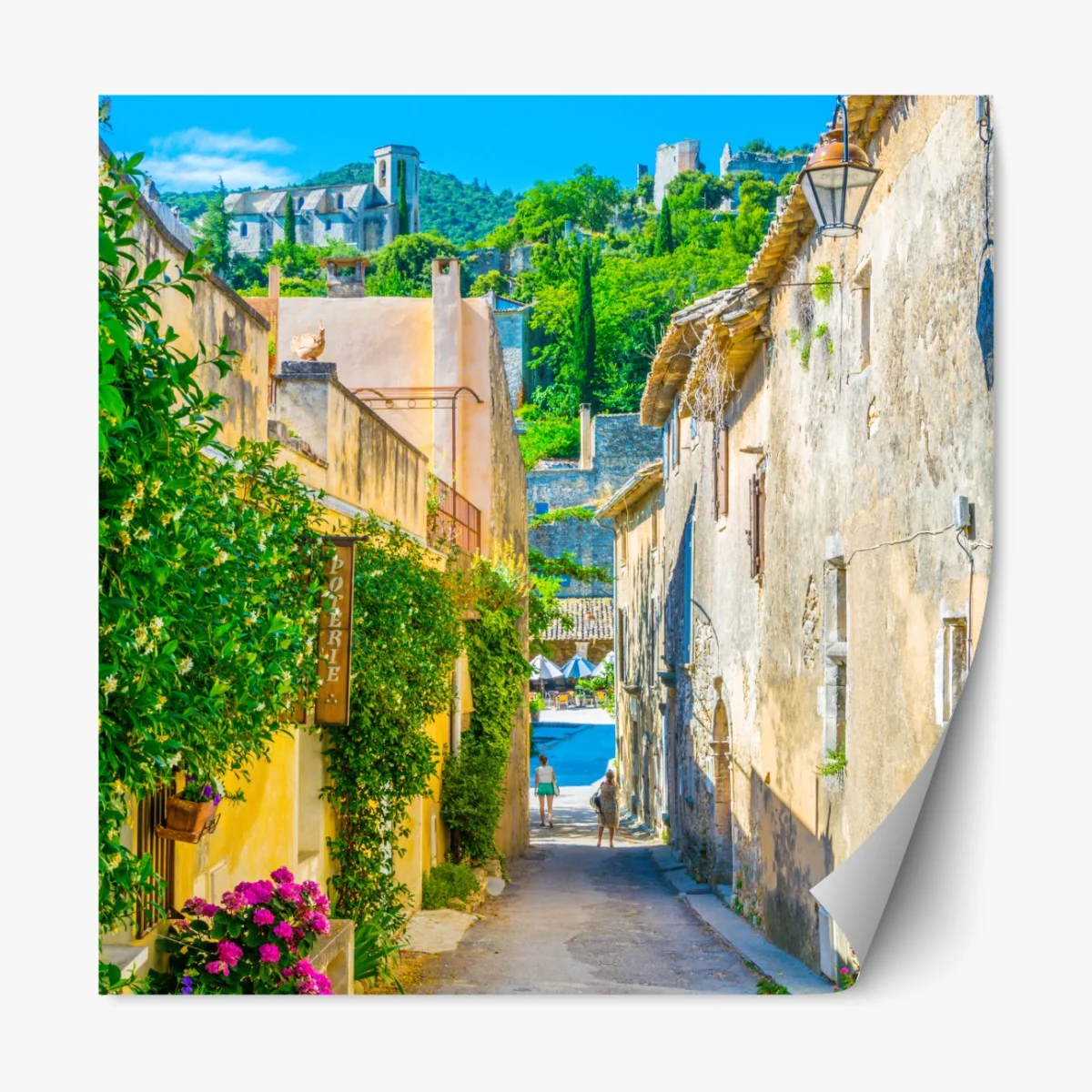 Naklejka repozycjonowalna słoneczna uliczka wioski śródziemnomorskiej – Wallissimo® Naklejka repozycjonowalna słoneczna uliczka wioski śródziemnomorskiej – Wallissimo®