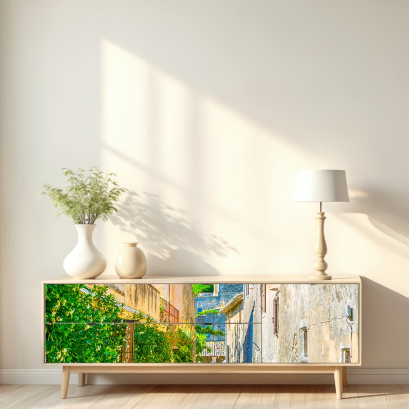 Naklejka repozycjonowalna słoneczna uliczka wioski śródziemnomorskiej – Wallissimo® Naklejka repozycjonowalna słoneczna uliczka wioski śródziemnomorskiej – Wallissimo®