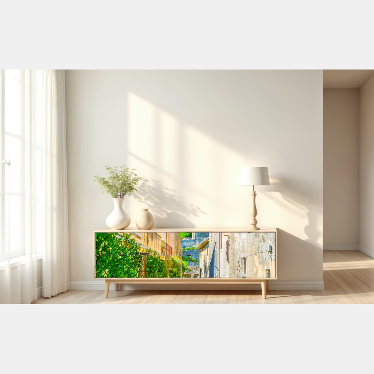 Naklejka repozycjonowalna słoneczna uliczka wioski śródziemnomorskiej – Wallissimo® Naklejka repozycjonowalna słoneczna uliczka wioski śródziemnomorskiej – Wallissimo®