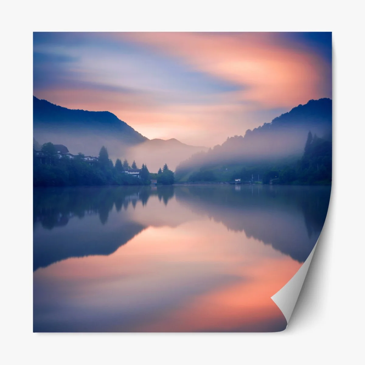 Naklejka repozycjonowalna mglisty górski poranek nad jeziorem – Wallissimo® Naklejka repozycjonowalna mglisty górski poranek nad jeziorem – Wallissimo®