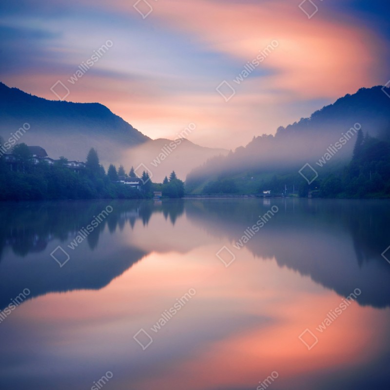 Naklejka repozycjonowalna mglisty górski poranek nad jeziorem – Wallissimo® Naklejka repozycjonowalna mglisty górski poranek nad jeziorem – Wallissimo®
