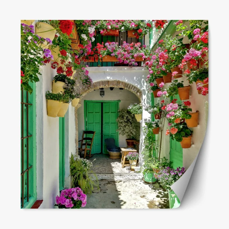 Naklejka repozycjonowalna słoneczne podwórko pełne kwiatów i zielonych drzwi