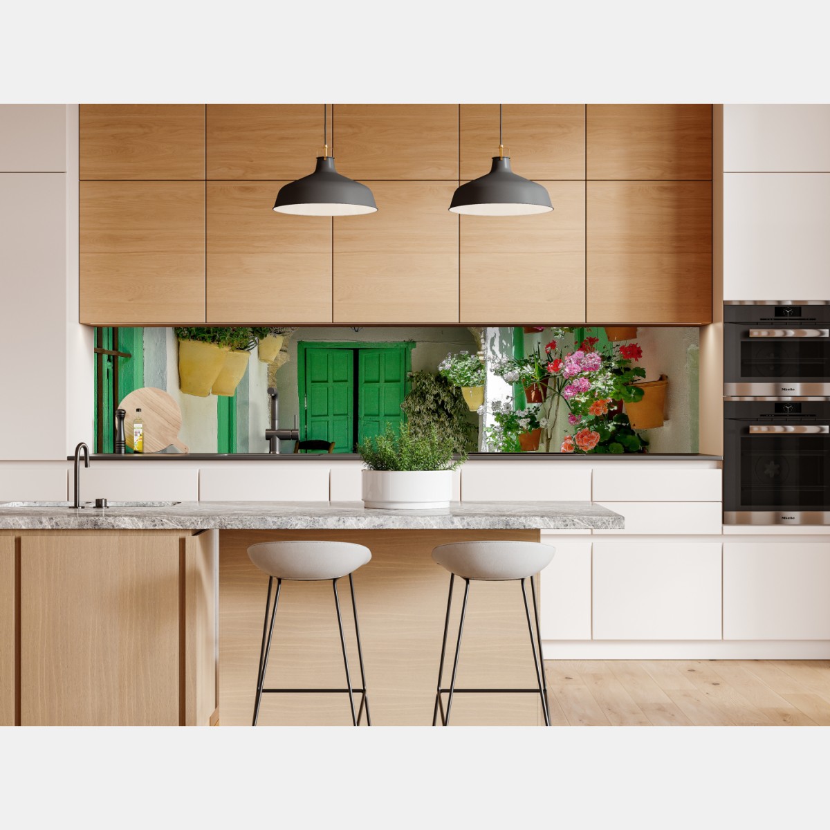 Naklejka repozycjonowalna słoneczne podwórko pełne kwiatów i zielonych drzwi – Wallissimo® Naklejka repozycjonowalna słoneczne podwórko pełne kwiatów i zielonych drzwi – Wallissimo®