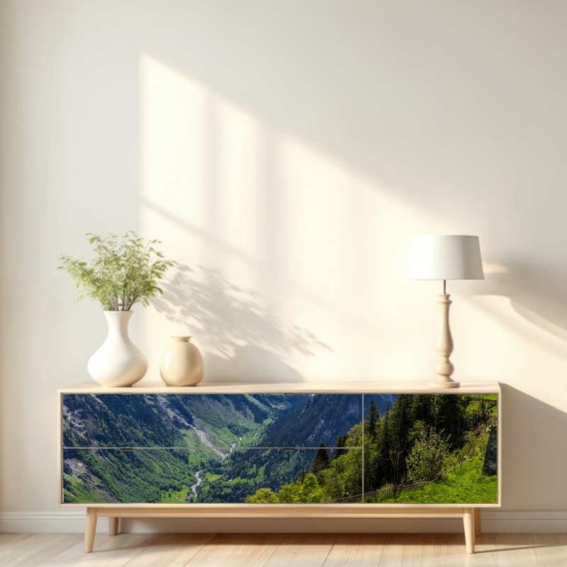 Naklejka repozycjonowalna alpejska łąka wiosną pod ośnieżonymi szczytami – Wallissimo® Naklejka repozycjonowalna alpejska łąka wiosną pod ośnieżonymi szczytami – Wallissimo®