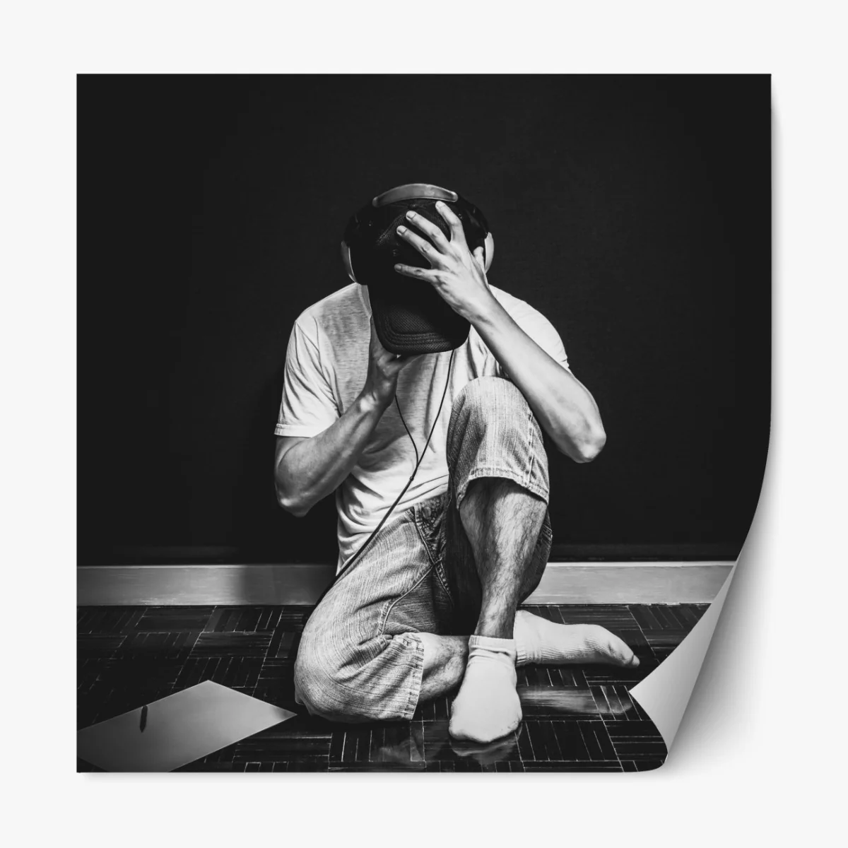 Naklejka repozycjonowalna introwertyczny muzyk przy klawiaturze – Wallissimo® Naklejka repozycjonowalna introwertyczny muzyk przy klawiaturze – Wallissimo®