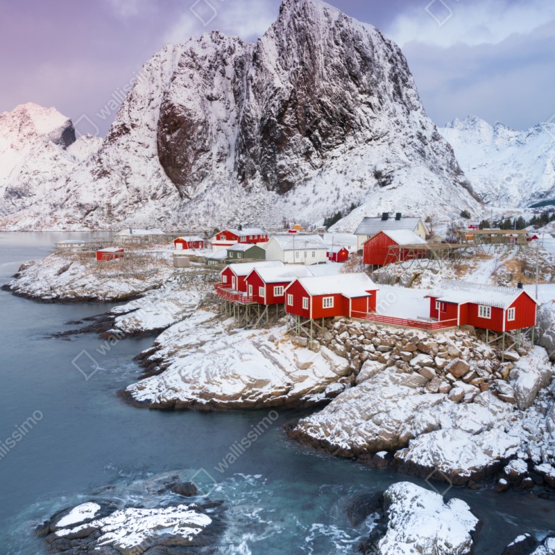 Naklejka repozycjonowalna czerwone domki nad zaśnieżoną górą – Wallissimo® Naklejka repozycjonowalna czerwone domki nad zaśnieżoną górą – Wallissimo®