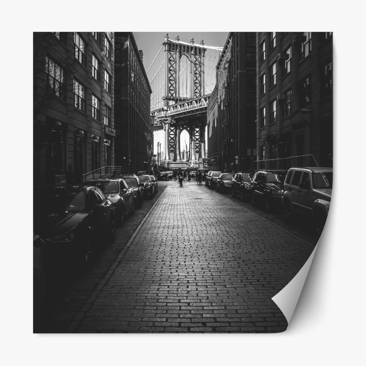 Naklejka repozycjonowalna most Manhattan w kadrze brukowanej ulicy – Wallissimo® Naklejka repozycjonowalna most Manhattan w kadrze brukowanej ulicy – Wallissimo®