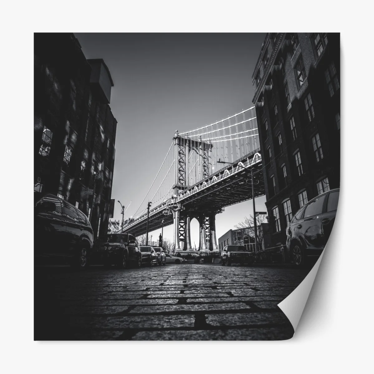 Naklejka repozycjonowalna most na Manhattanie z perspektywy brukowanej ulicy – Wallissimo® Naklejka repozycjonowalna most na Manhattanie z perspektywy brukowanej ulicy – Wallissimo®