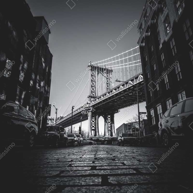 Naklejka repozycjonowalna most na Manhattanie z perspektywy brukowanej ulicy – Wallissimo® Naklejka repozycjonowalna most na Manhattanie z perspektywy brukowanej ulicy – Wallissimo®