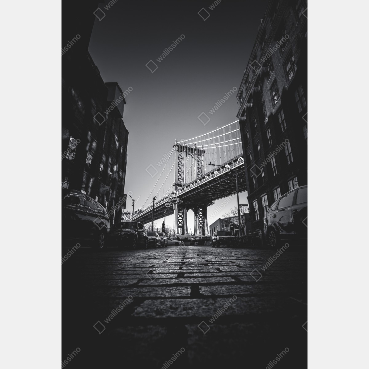 Naklejka repozycjonowalna most na Manhattanie z perspektywy brukowanej ulicy – Wallissimo® Naklejka repozycjonowalna most na Manhattanie z perspektywy brukowanej ulicy – Wallissimo®