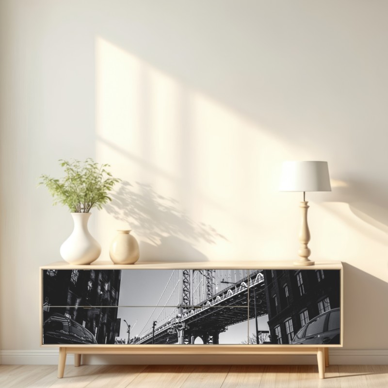Naklejka repozycjonowalna most na Manhattanie z perspektywy brukowanej ulicy – Wallissimo® Naklejka repozycjonowalna most na Manhattanie z perspektywy brukowanej ulicy – Wallissimo®