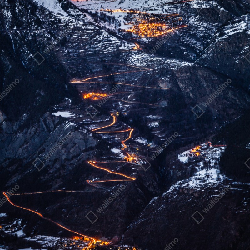 Naklejka repozycjonowalna Alpe d'Huez nocna wspinaczka po krętej drodze – Wallissimo® Naklejka repozycjonowalna Alpe d'Huez nocna wspinaczka po krętej drodze – Wallissimo®