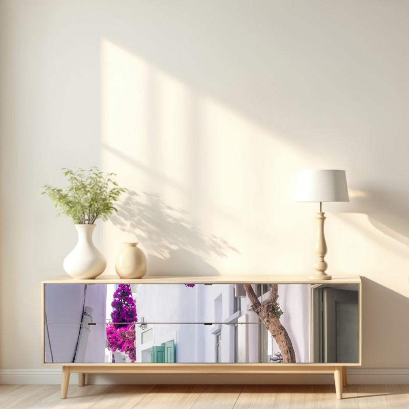 Naklejka repozycjonowalna słoneczna śródziemnomorska uliczka z bugenwillą – Wallissimo® Naklejka repozycjonowalna słoneczna śródziemnomorska uliczka z bugenwillą – Wallissimo®