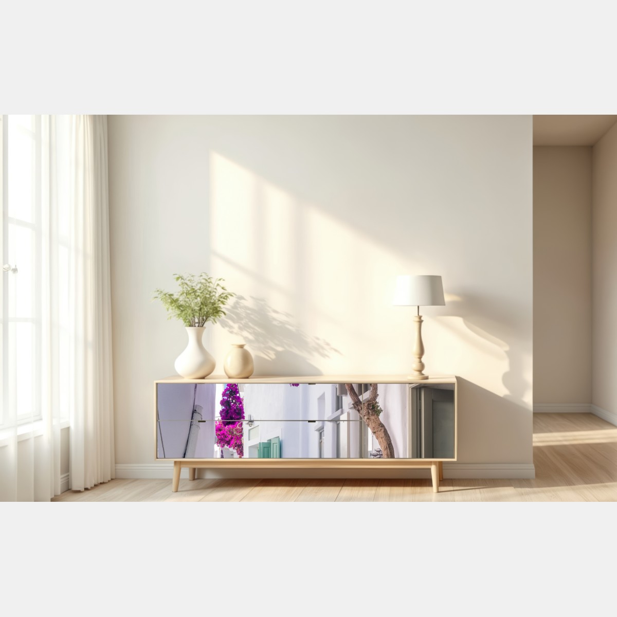 Naklejka repozycjonowalna słoneczna śródziemnomorska uliczka z bugenwillą – Wallissimo® Naklejka repozycjonowalna słoneczna śródziemnomorska uliczka z bugenwillą – Wallissimo®