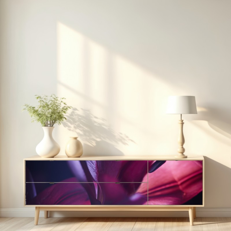 Naklejka repozycjonowalna czerwona lilia w półmroku – Wallissimo® Naklejka repozycjonowalna czerwona lilia w półmroku – Wallissimo®