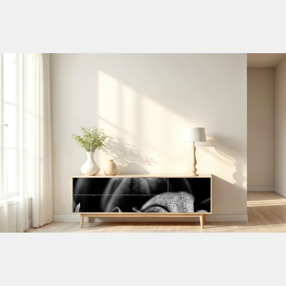 Naklejka repozycjonowalna monochromatyczne zbliżenie kwiatu z kroplami rosy – Wallissimo® Naklejka repozycjonowalna monochromatyczne zbliżenie kwiatu z kroplami rosy – Wallissimo®