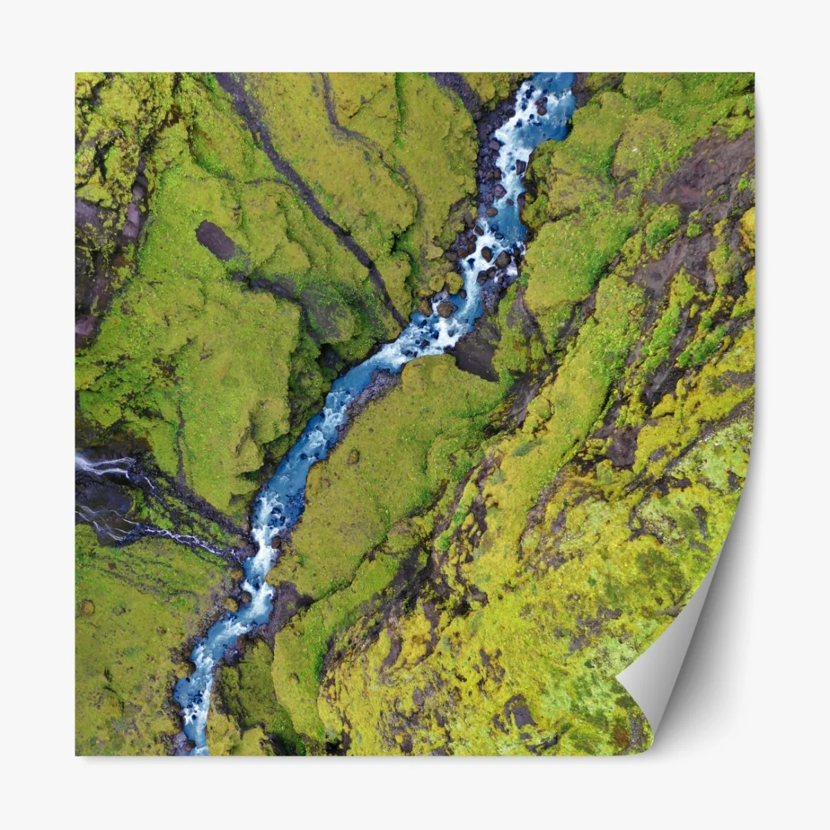 Naklejka repozycjonowalna rzeka z lotu ptaka w mchem porośniętym wąwozie – Wallissimo® Naklejka repozycjonowalna rzeka z lotu ptaka w mchem porośniętym wąwozie – Wallissimo®