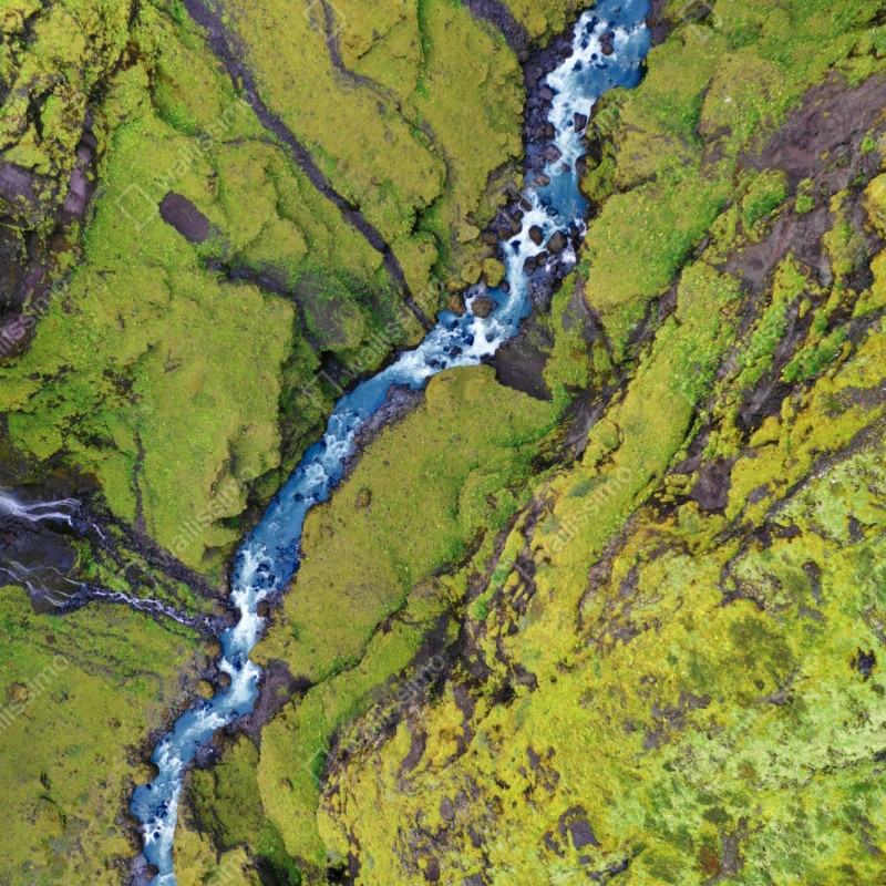 Naklejka repozycjonowalna rzeka z lotu ptaka w mchem porośniętym wąwozie – Wallissimo® Naklejka repozycjonowalna rzeka z lotu ptaka w mchem porośniętym wąwozie – Wallissimo®