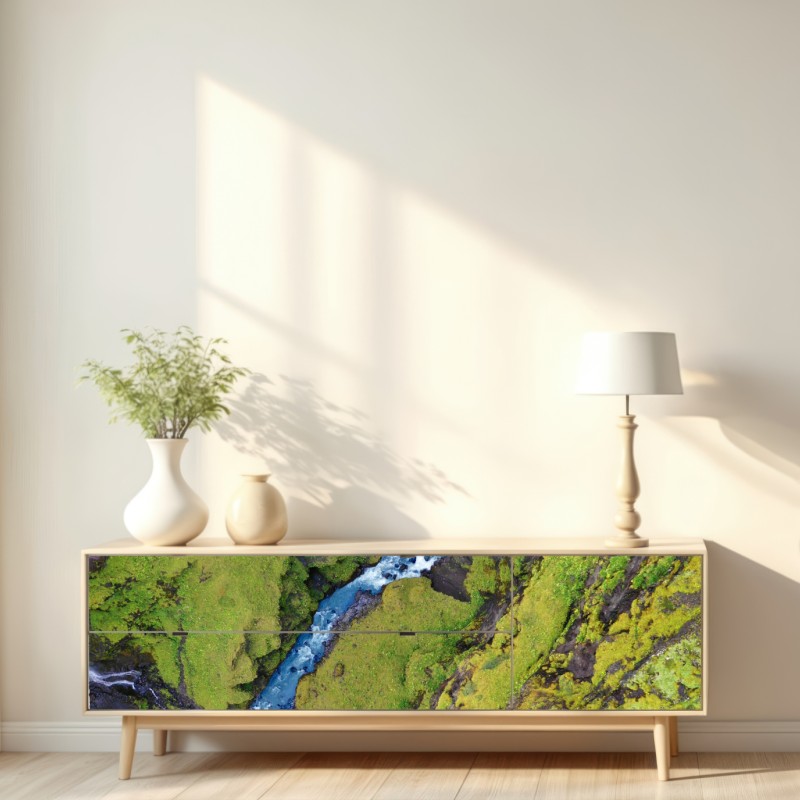 Naklejka repozycjonowalna rzeka z lotu ptaka w mchem porośniętym wąwozie – Wallissimo® Naklejka repozycjonowalna rzeka z lotu ptaka w mchem porośniętym wąwozie – Wallissimo®