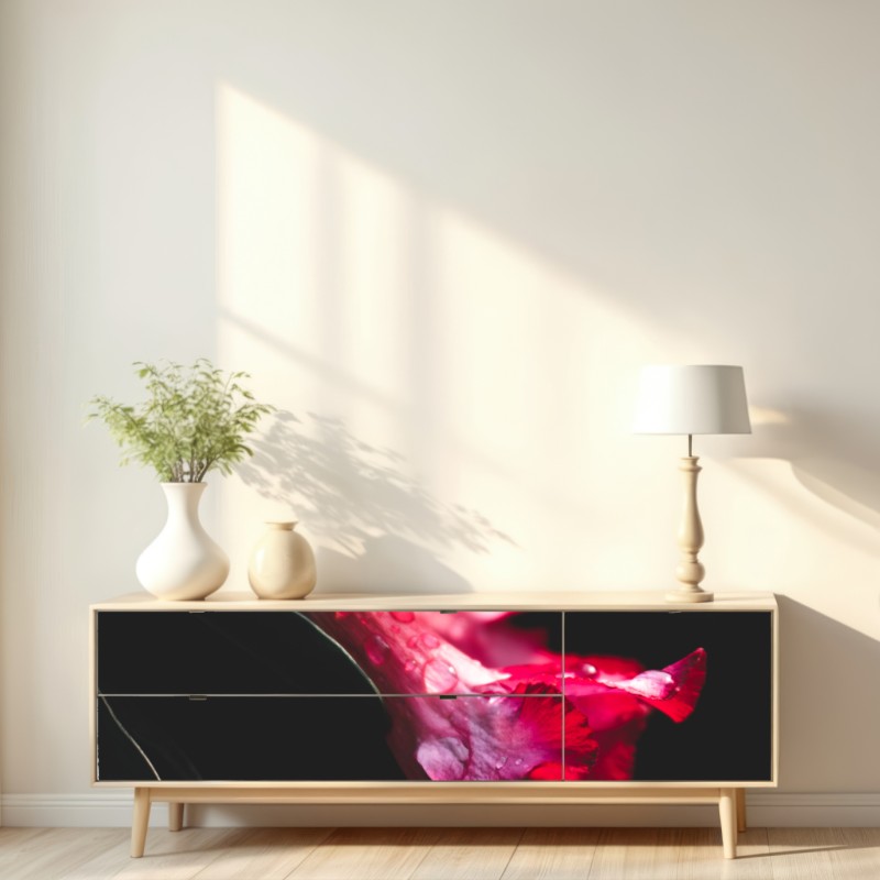 Naklejka repozycjonowalna różowy kwiat trąbkowy z kroplami rosy – Wallissimo® Naklejka repozycjonowalna różowy kwiat trąbkowy z kroplami rosy – Wallissimo®