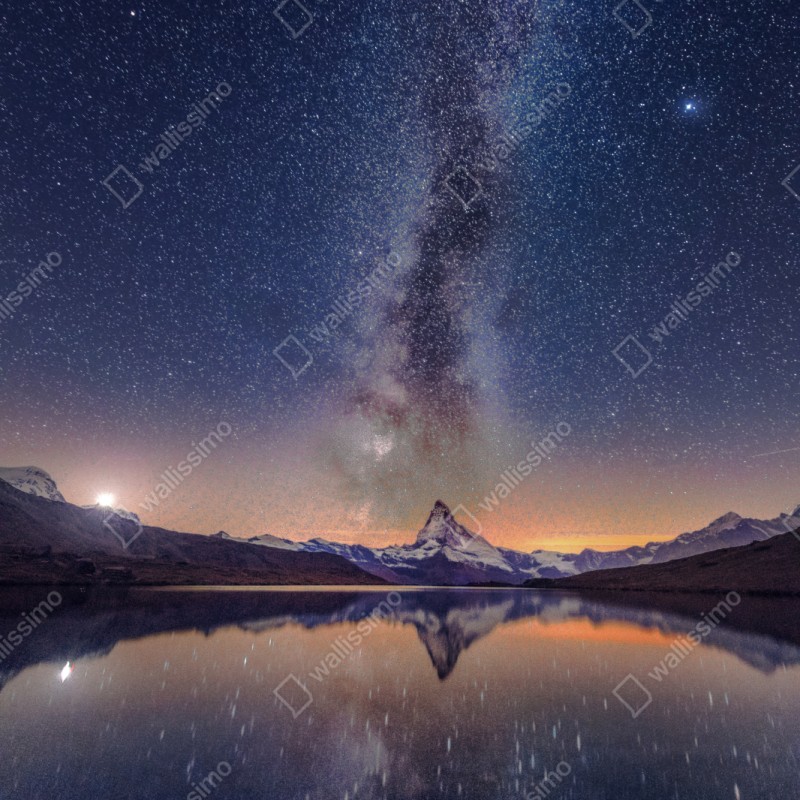 Naklejka repozycjonowalna droga mleczna nad alpejskim szczytem odbita w jeziorze – Wallissimo® Naklejka repozycjonowalna droga mleczna nad alpejskim szczytem odbita w jeziorze – Wallissimo®
