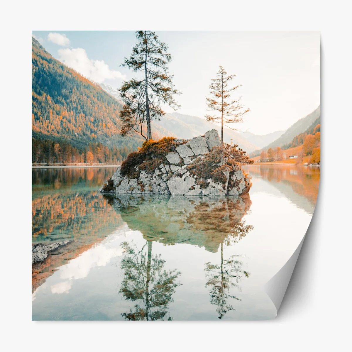 Naklejka repozycjonowalna słoneczna skalna wyspa nad jeziorem Hintersee – Wallissimo® Naklejka repozycjonowalna słoneczna skalna wyspa nad jeziorem Hintersee – Wallissimo®