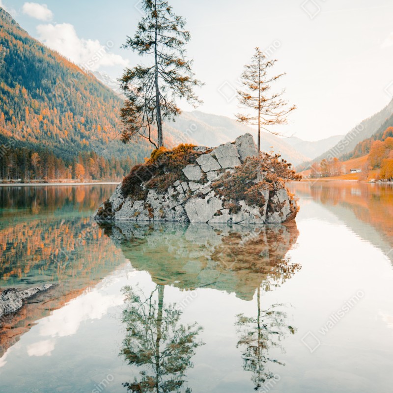 Naklejka repozycjonowalna słoneczna skalna wyspa nad jeziorem Hintersee – Wallissimo® Naklejka repozycjonowalna słoneczna skalna wyspa nad jeziorem Hintersee – Wallissimo®