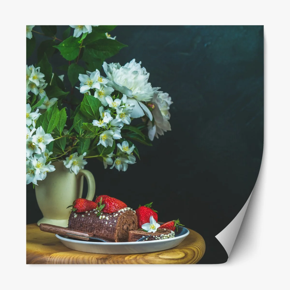 Naklejka repozycjonowalna rolada czekoladowa z truskawkami i białymi kwiatami – Wallissimo® Naklejka repozycjonowalna rolada czekoladowa z truskawkami i białymi kwiatami – Wallissimo®